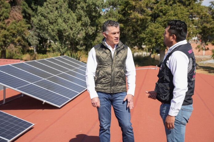 Alfonso Sánchez García Supervisa Resultados de su Gestión ante Gobierno del Estado para Dotar de Captadores de Agua Pluvial y Paneles Solares a Escuelas - AlternativaTlx