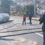 Abandera Policía de la Capital Zona de Tizatlán donde Volcó una Pipa de Gasolina y las Vías Alternas - AlternativaTlx