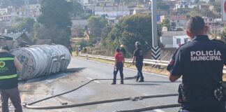 Abandera Policía de la Capital Zona de Tizatlán donde Volcó una Pipa de Gasolina y las Vías Alternas - AlternativaTlx