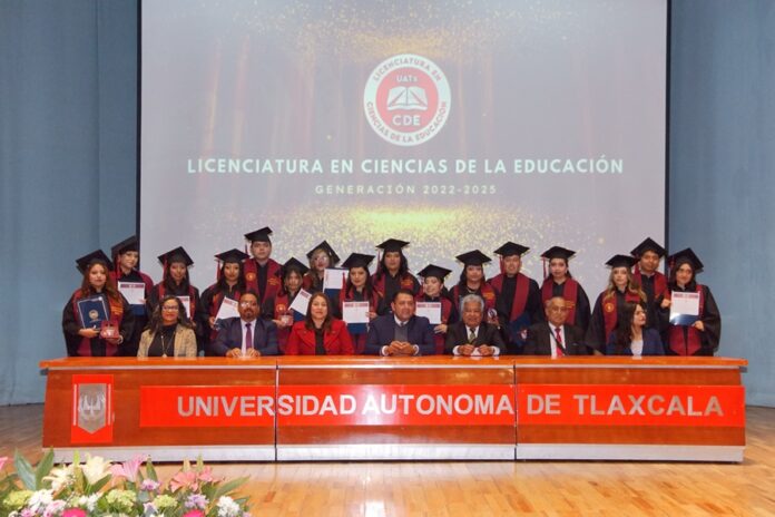 La FCE-UATx Gradúa a Nuevos Profesionales Comprometidos con la Transformación Educativa - AlternativaTlx