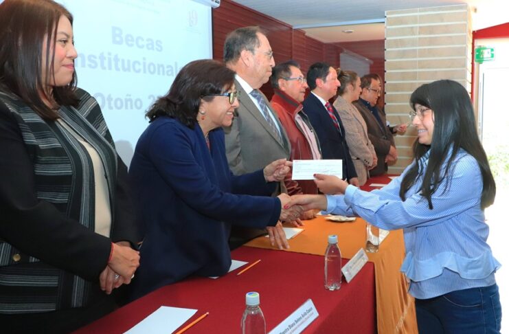 Estudiantes de la UATx Reciben Becas del Ciclo Otoño 2025 - AlternativaTlx